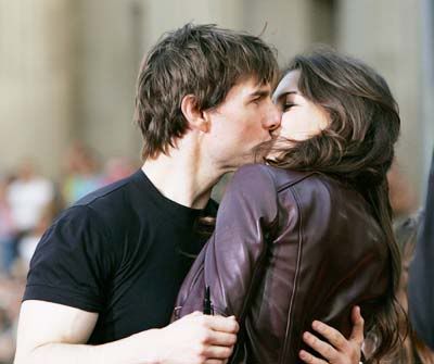 tom cruise and katie holmes wedding pics. kiss while having Tom