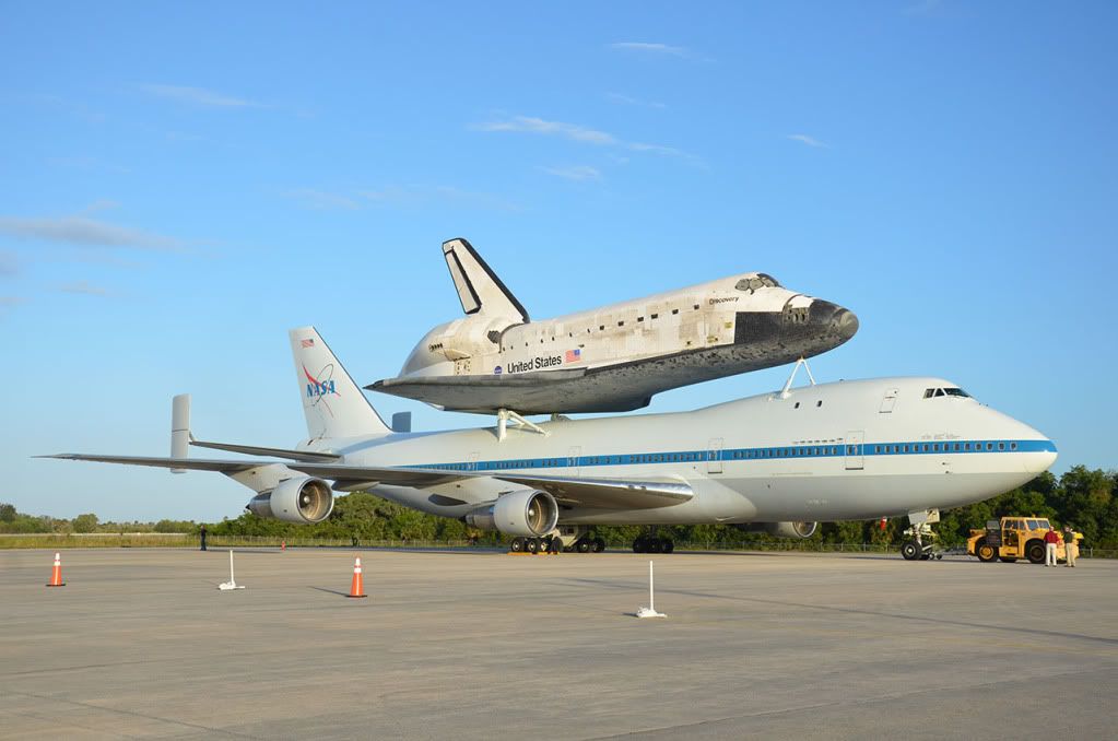 http://i1001.photobucket.com/albums/af138/barrythemod/To%20Forward/shuttle-discovery-747-jumbo-jet.jpg